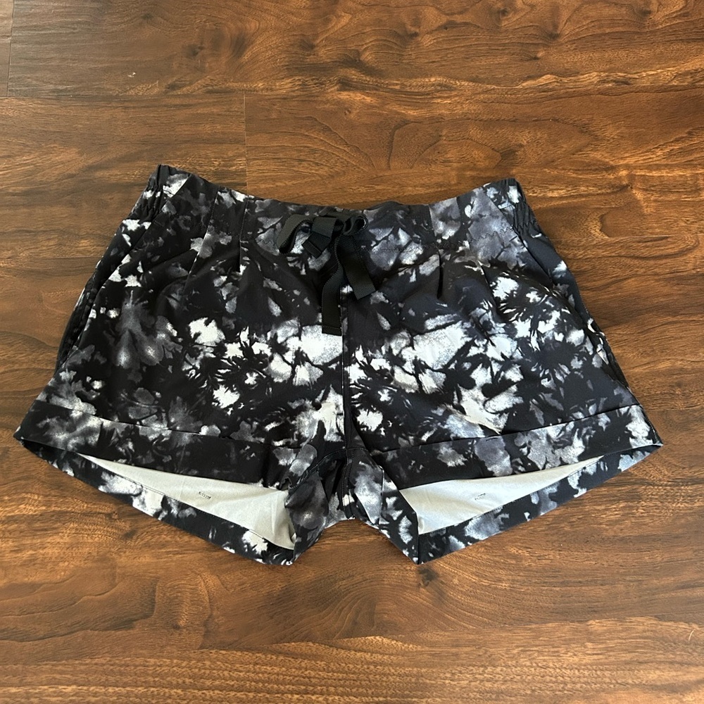 Lululemon Spring Break Away Short II 
Dusk Dye White Black 
Size 10